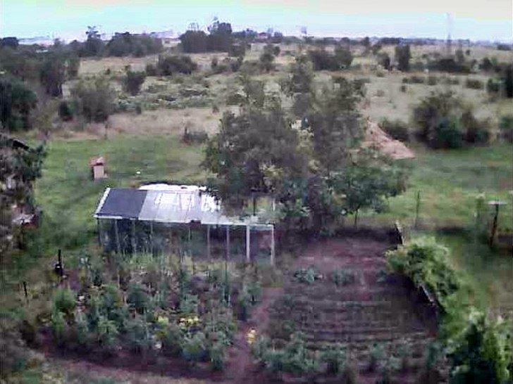 Костинброд времето уеб камера с поглед на юг към софийското поле, ниви, градини, стопански двор, оранжерия и планините Люлин и Витоша Free-WebCamBG
