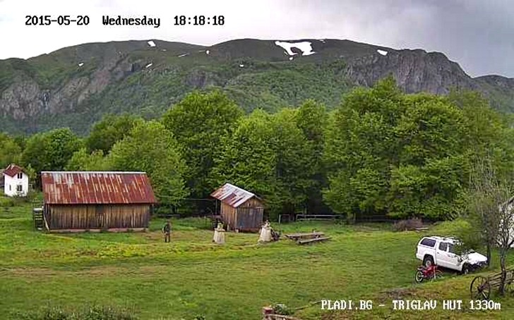 Хижа 'Триглав' (1400 м. н.в.) времето уеб камера под масив 'Триглав' (2275 м.) - част от Калоферска планина, южно от Главното Старопланинско било на Средна Стара планина Free-WebCamBG