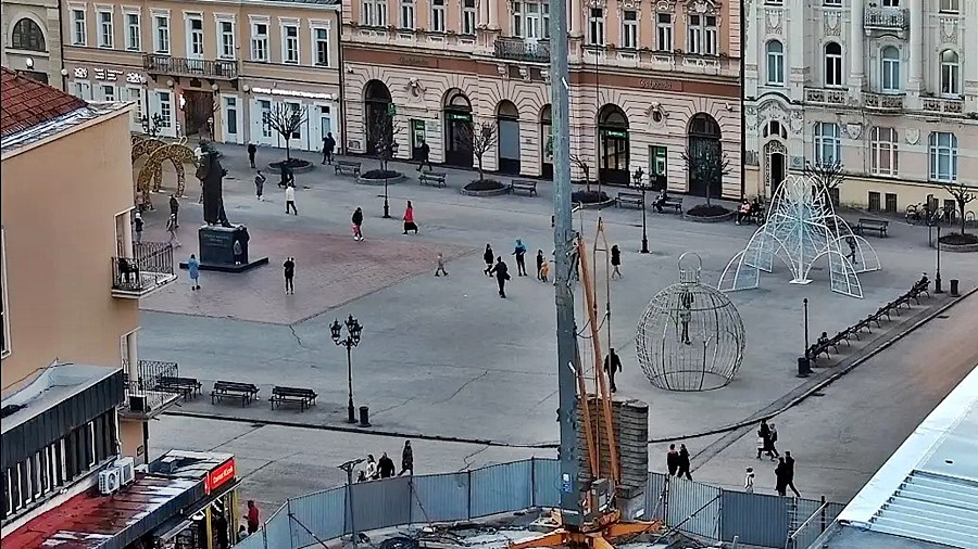 Нови Сад (Novi Sad) времето уеб камери център, Центракен площад 'Свобода', мост, река Дунав, пристанище, порт, кей, крепост, алея парк, бистро, трафик улици, Сърбия (Serbia), kamerite Free-WebCamBG