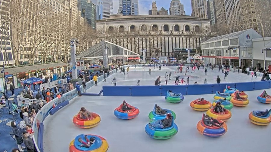 Ню Йорк (New York, NY) времето уеб камера ледена пързалка обществен парк 'Брайънт' парк (Bryant Park), в района на 'Манхатън' ('Manhattan'), САЩ (US), kamerite Free-WebCamBG