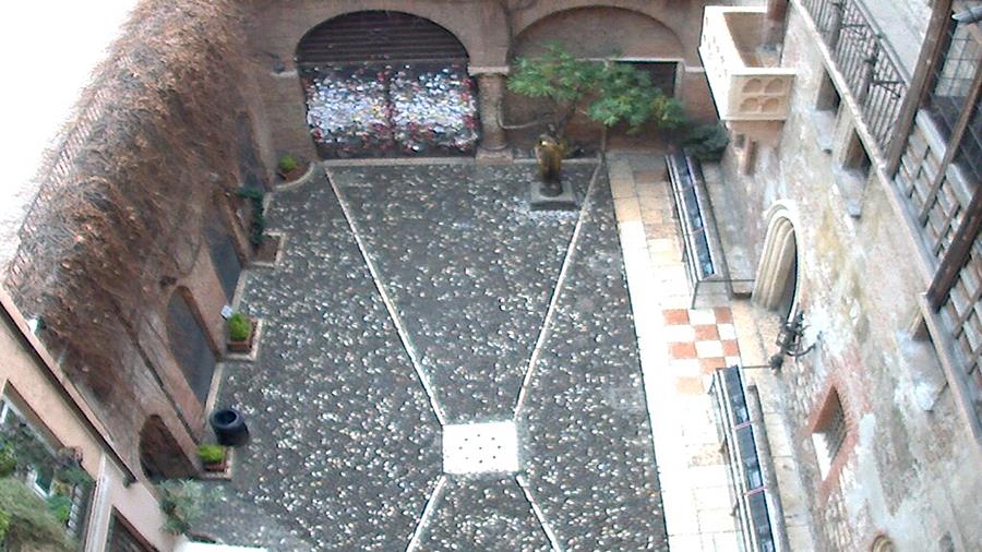 Верона времето уеб камера къща на Жулиета от рода Капулети и балкона под който е стоял Ромео от рода Монтеки, скулптура на Жулиета, Италия, kamerite Free-WebCamBG